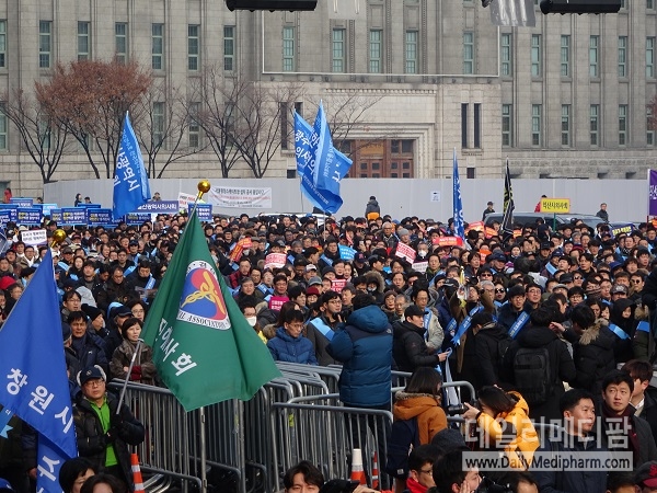 10일 총 궐기대회 '문 케어' 성토 피끓는 3만여 의사들,청와대로 행진