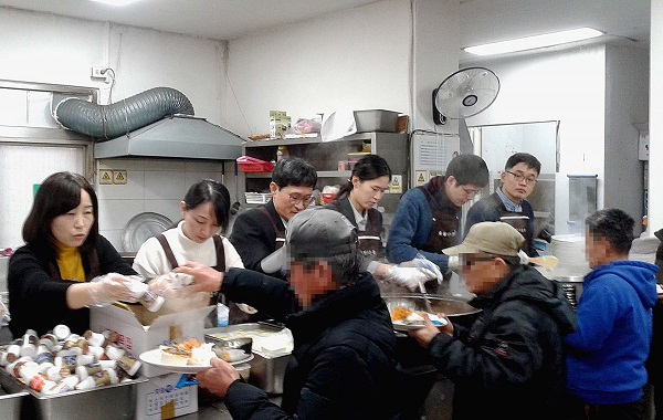 한국의료분쟁조정중재원, 노숙자쉼터 '소중한사람들'서 배식봉사 활동