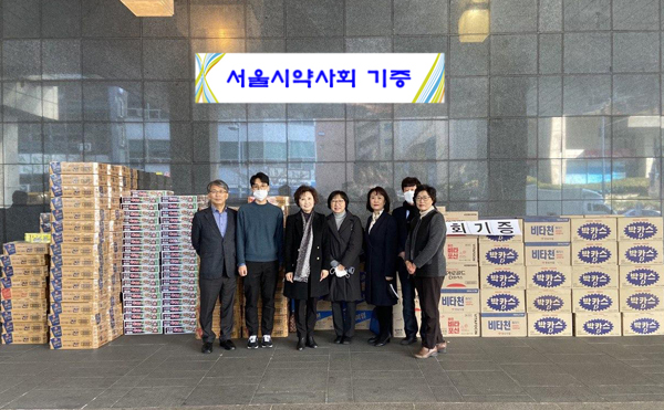 서울시약, 코로나19 DT 선별진료소 등 11곳에 물품 기증