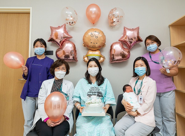 개원 1주년 앞둔 이대서울병원, 200번째 아기 탄생 축하 행사 가져