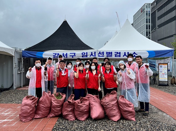 한국건강관리협회, 9일 임시선별검사소 일대 환경정화